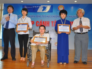 Rưng rưng nhận học bổng “Chắp cánh tài năng Việt”