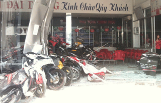 Xe ben lao vào cửa hàng cán nát hàng chục xe máy mới