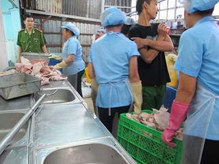 Ớn lạnh quy trình &quot;chế biến&quot; món lòng lợn