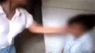 Sốc: Lột quần áo, làm nhục nữ sinh trong toilet