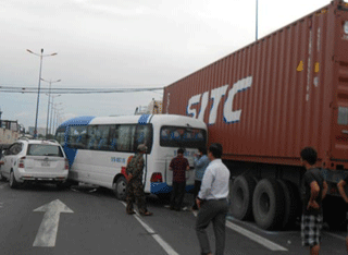 Đâm xe kinh hoàng, 6 ôtô cắn chặt nhau trên đường