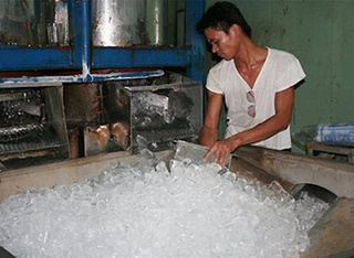Đình chỉ một cơ sở sản xuất nước đá bẩn