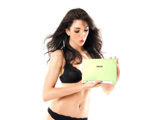  Mẫu Tây khoe dáng chuẩn bên laptop mini
