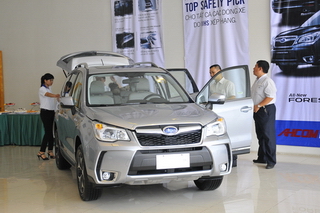 Xe thể thao đa dụng bạc tỷ mới xuất hiện tại Hà Nội