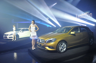 Mercedes ra mắt xe nhỏ A-Class tại quán bar!