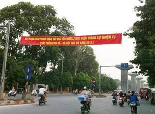 Hà Nội: Băng rôn sai chính tả ngớ ngẩn treo giữa phố