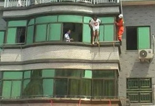 Cô gái thoát chết khi nhảy lầu tự tử từ tầng 4