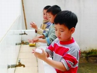 Làm gì khi trẻ bị tiêu chảy trong mùa hè?