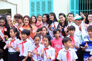 Xúc động trước tấm chân tình của thí sinh Hoa hậu Dân tộc