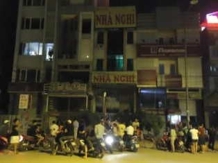 Đến thăm bạn gái, phó giám đốc ngã chết bất thường