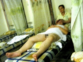 Nhân viên khiếm thị massage cho khách khỏa thân