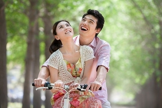 Đàn ông muốn lấy vợ xinh đẹp hay thông minh?