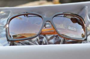 'Cơ hội&quot; mua quần bò Lacoste, kính Gucci giá rẻ
