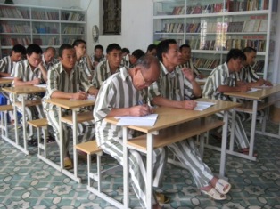 Vào giữa khu trại giam nói chuyện với phạm nhân gây rối