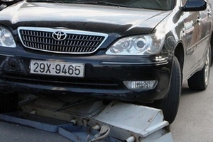 &quot;Xế hộp&quot; mất lái húc đổ biển báo, trèo lên dải phân cách