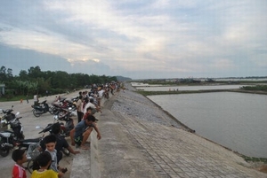 Hỗn chiến kinh hoàng, 3 người rơi xuống sông mất tích