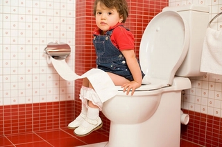 Mùa hè, trẻ càng dễ mắc bệnh táo bón