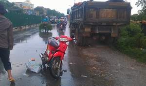 Hà Nội: Xe máy đâm liên hoàn, một người nhập viện nguy kịch