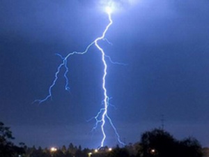 Bị sét đánh chết khi đang dùng điện thoại
