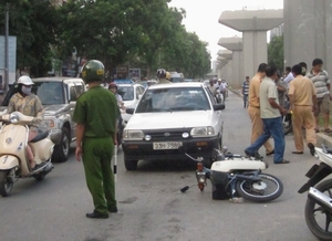 Gây tai nạn, rút thẻ công an dọa nạt mọi người