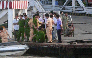 Xe công an đâm hàng loạt xe máy rơi xuống sông