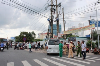 Kinh hoàng vụ ô tô đâm vào trụ điện cao thế
