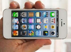 Thiếu nữ bị rạch mặt, cướp iPhone 5 trên phố Hà Nội
