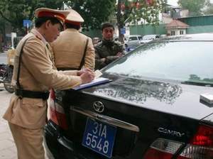 Hà Nội: Hàng chục xe biển xanh vi phạm bị xử lý