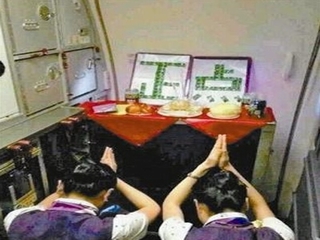 Lập bàn thờ trên máy bay để mong... đúng giờ