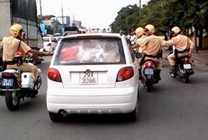 CSGT Hà Nội lên tiếng vụ truy đuổi &quot;xe điên&quot; trên phố