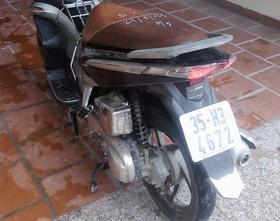 Bị CSGT kiểm tra, bỏ xe Air Blade &quot;lặn&quot; mất tăm