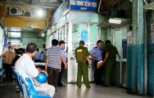 Kinh hoàng xác hộ lý trong phòng còn nguyên hai con dao trên ngực