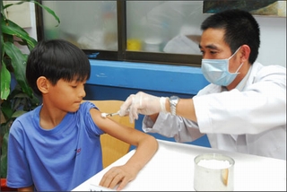 Bắt cha mẹ ký cam kết trước khi tiêm chủng là sai