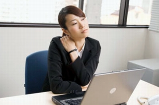 Những bệnh dễ mắc khi ngồi làm việc lâu