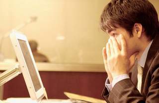Báo động tình trạng khô mắt ở dân văn phòng