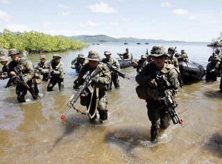 Biển Đông: Philippines “vừa đấm vừa xoa” Trung Quốc?