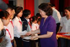 Trao học bổng cho học sinh nghèo tại Bến Tre