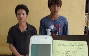 Cô gái bị hai tên cướp hãm hiếp khi bạn trai bỏ chạy