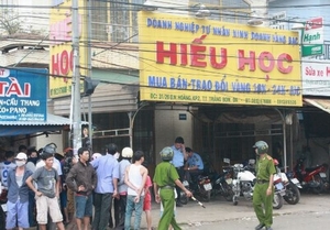 Chủ tiệm vàng chết lõa thể trong phòng ngủ
