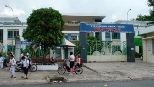 Cầm dao cắt cổ hai phụ huynh ngay trước cổng trường