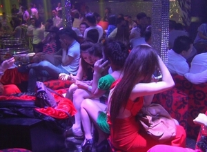 Nhiều tụ điểm ăn chơi “thác loạn” bị... &quot;đột kích&quot;