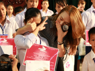 Mỹ Tâm rớt nước mắt trước học sinh khuyết tật