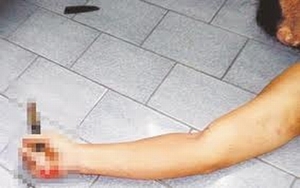 Người đàn ông bị truy sát kinh hoàng trên phố