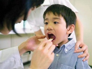 Ho là triệu chứng của nhiều bệnh nguy hiểm cho trẻ