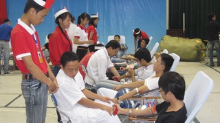 Ngày hội hiến máu &quot;Nghĩa tình mùa thu 2013&quot;