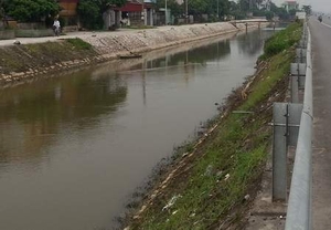 Phát hiện xác nam thanh niên bên bờ sông với nhiều vết đâm