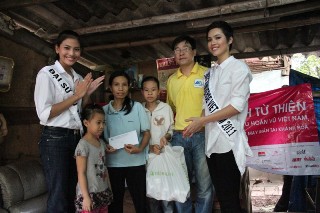 Trương Thị May giản dị làm từ thiện cùng Hoàng My, Diễm Hương