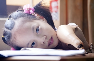 Rạng rỡ nụ cười cô bé không tay không chân