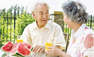 Mẹo đơn giản ngăn ngừa táo bón ở người già