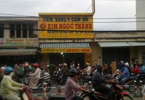 Ngang nhiên đập tủ kính, cướp vàng giữa ban ngày